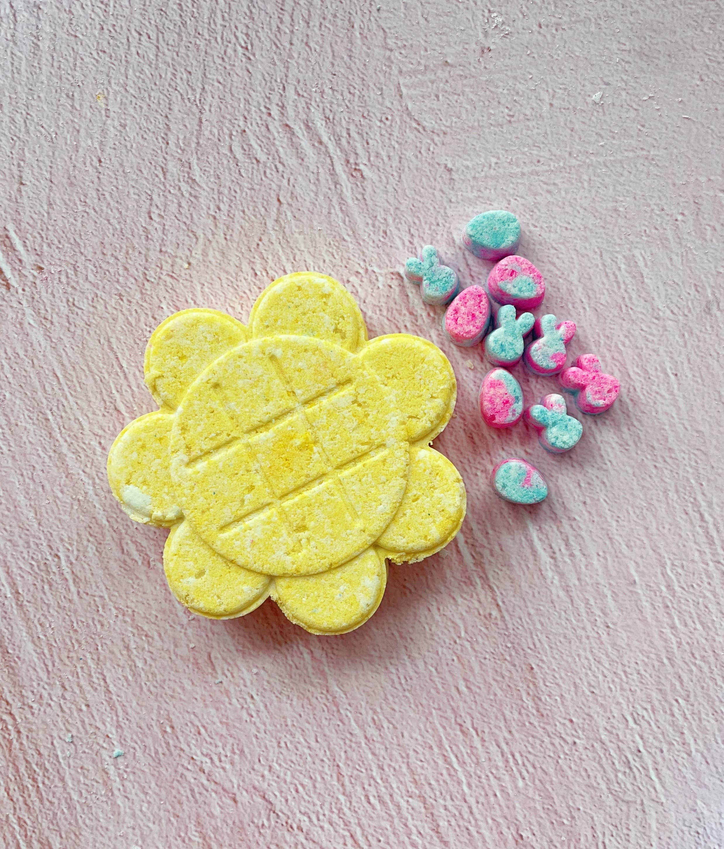 Daisy Tic Tac Toe Bath Bomb