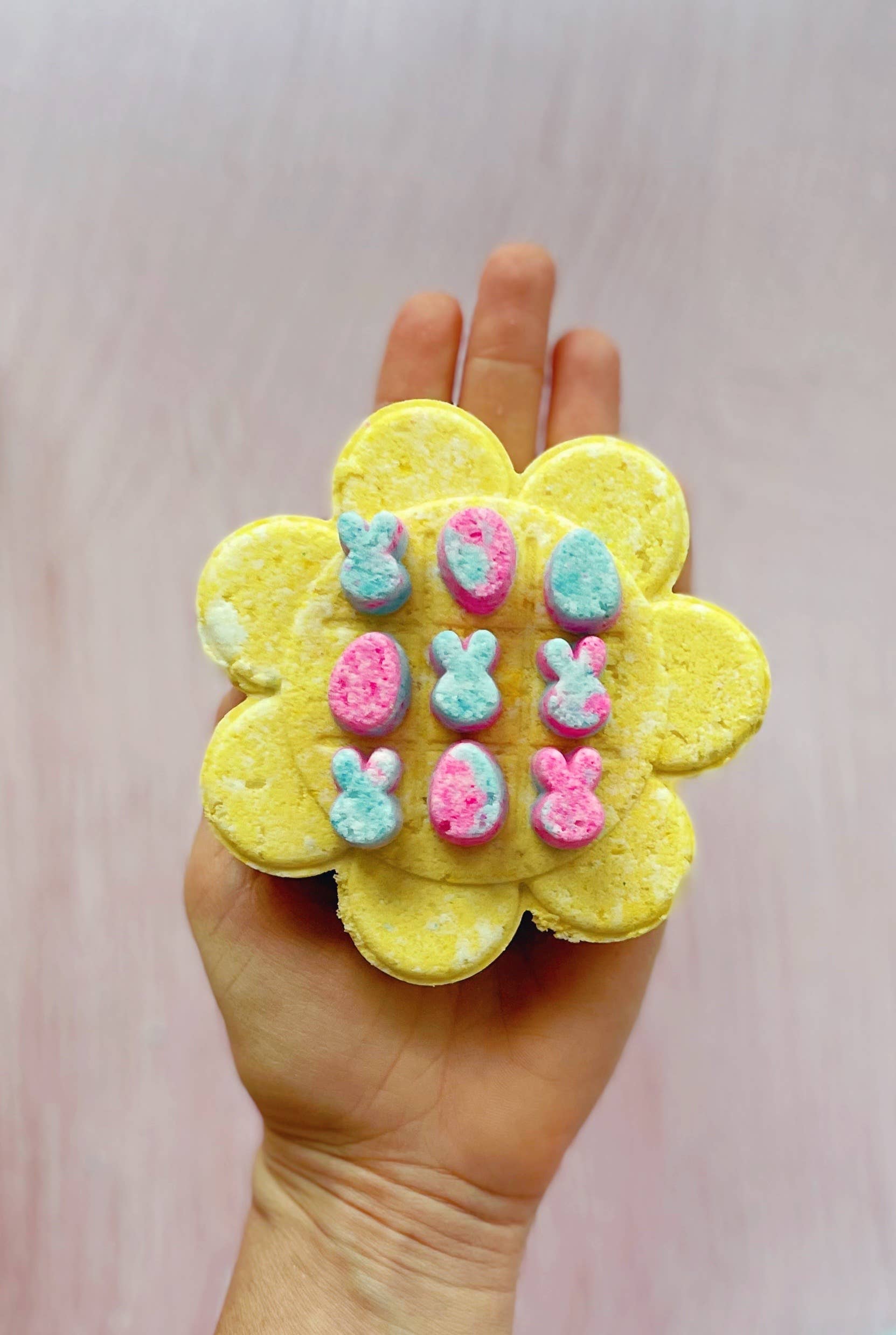 Daisy Tic Tac Toe Bath Bomb