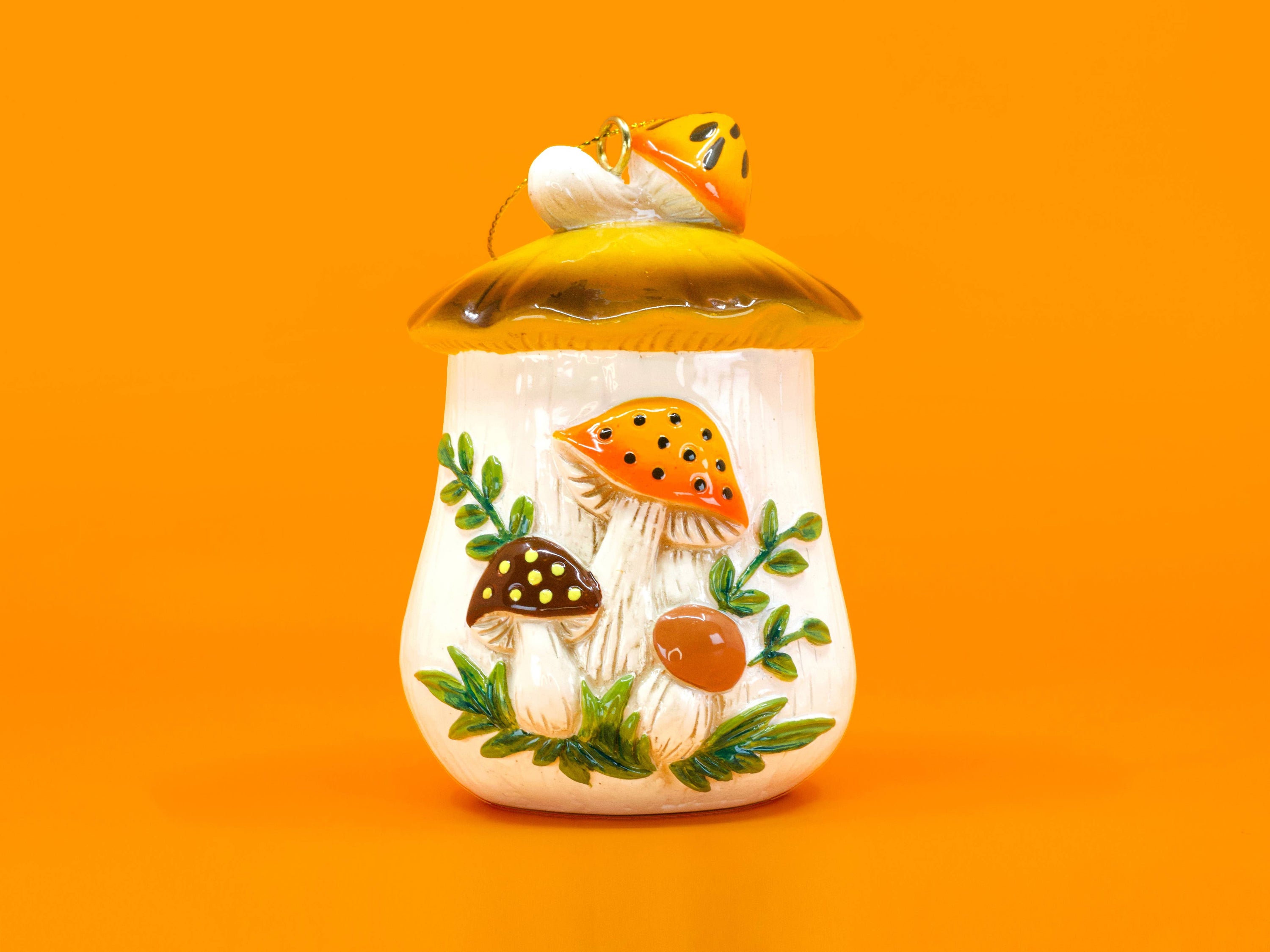 Merry Mushroom-Inspired 70s Hand-Painted Christmas Ornament – Retro Kitchen Decor