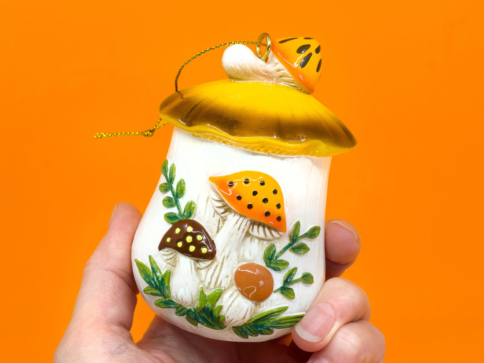 Merry Mushroom-Inspired 70s Hand-Painted Christmas Ornament – Retro Kitchen Decor