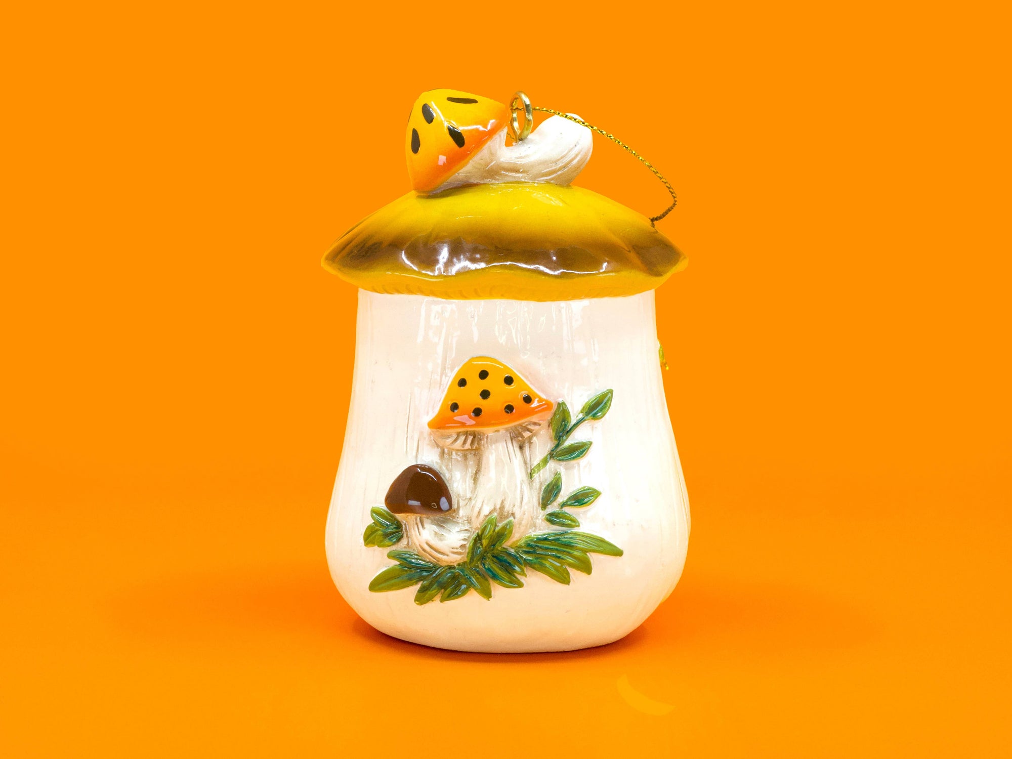 Merry Mushroom-Inspired 70s Hand-Painted Christmas Ornament – Retro Kitchen Decor