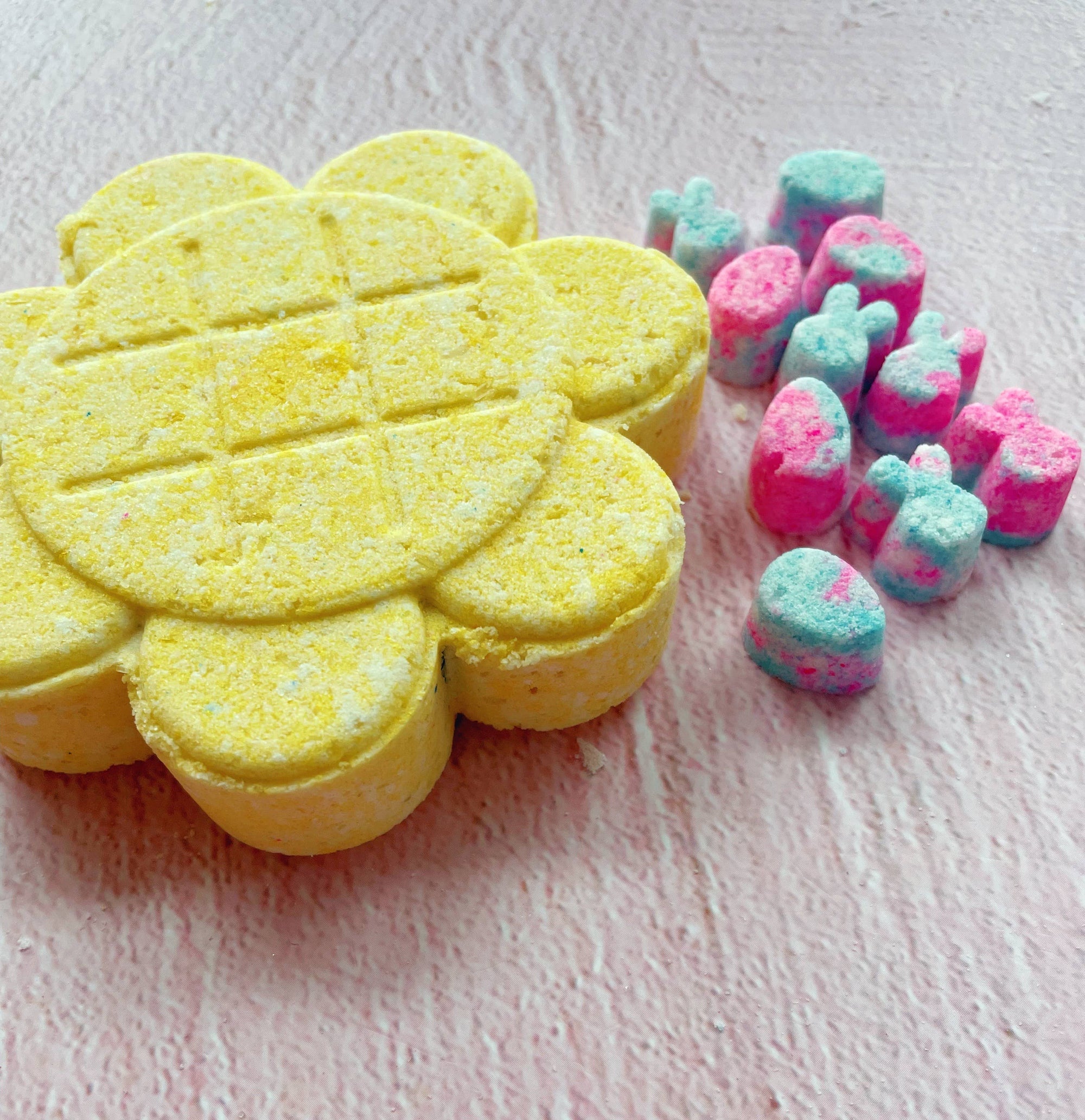 Daisy Tic Tac Toe Bath Bomb